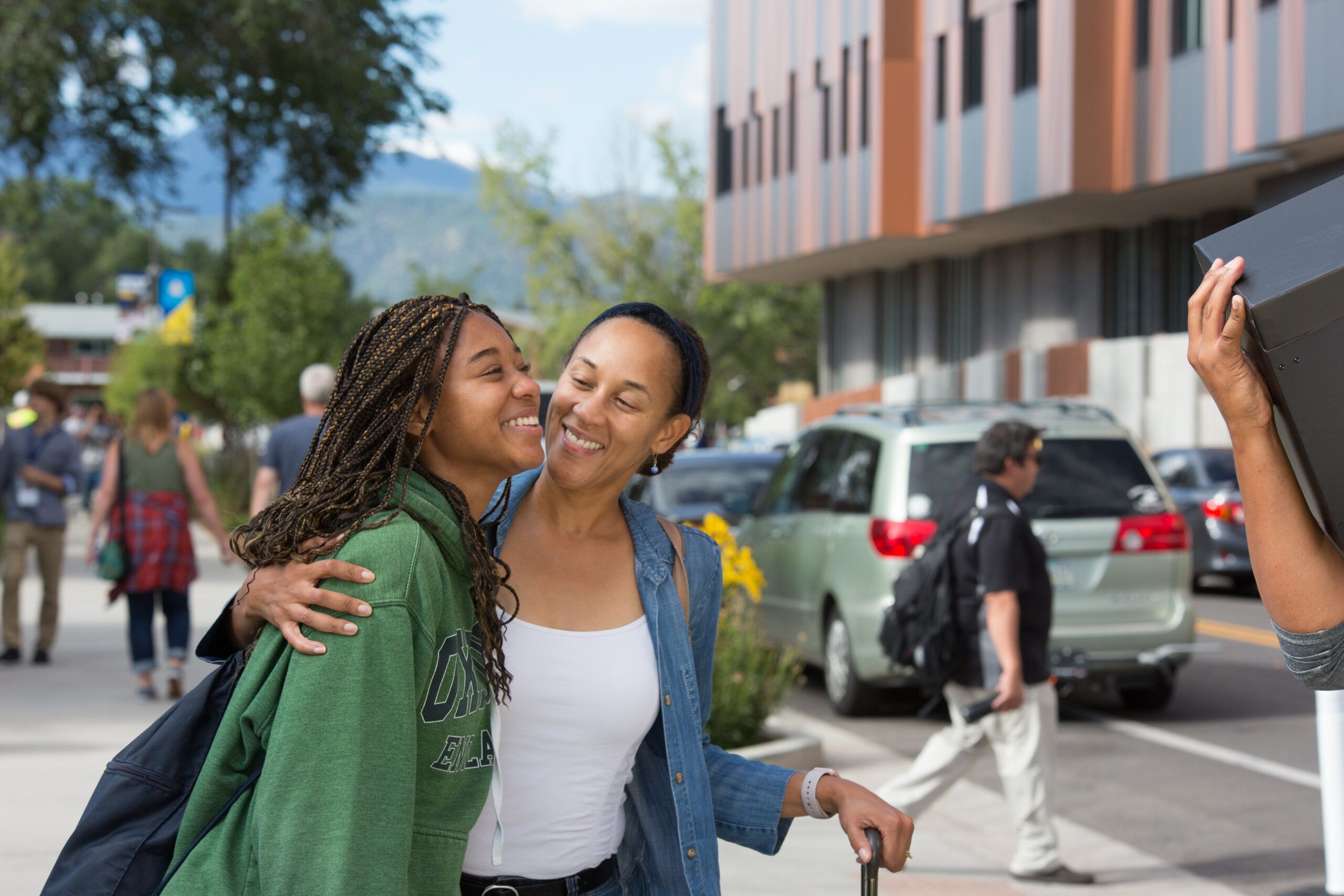 A family arrives at NAU for welcome week.