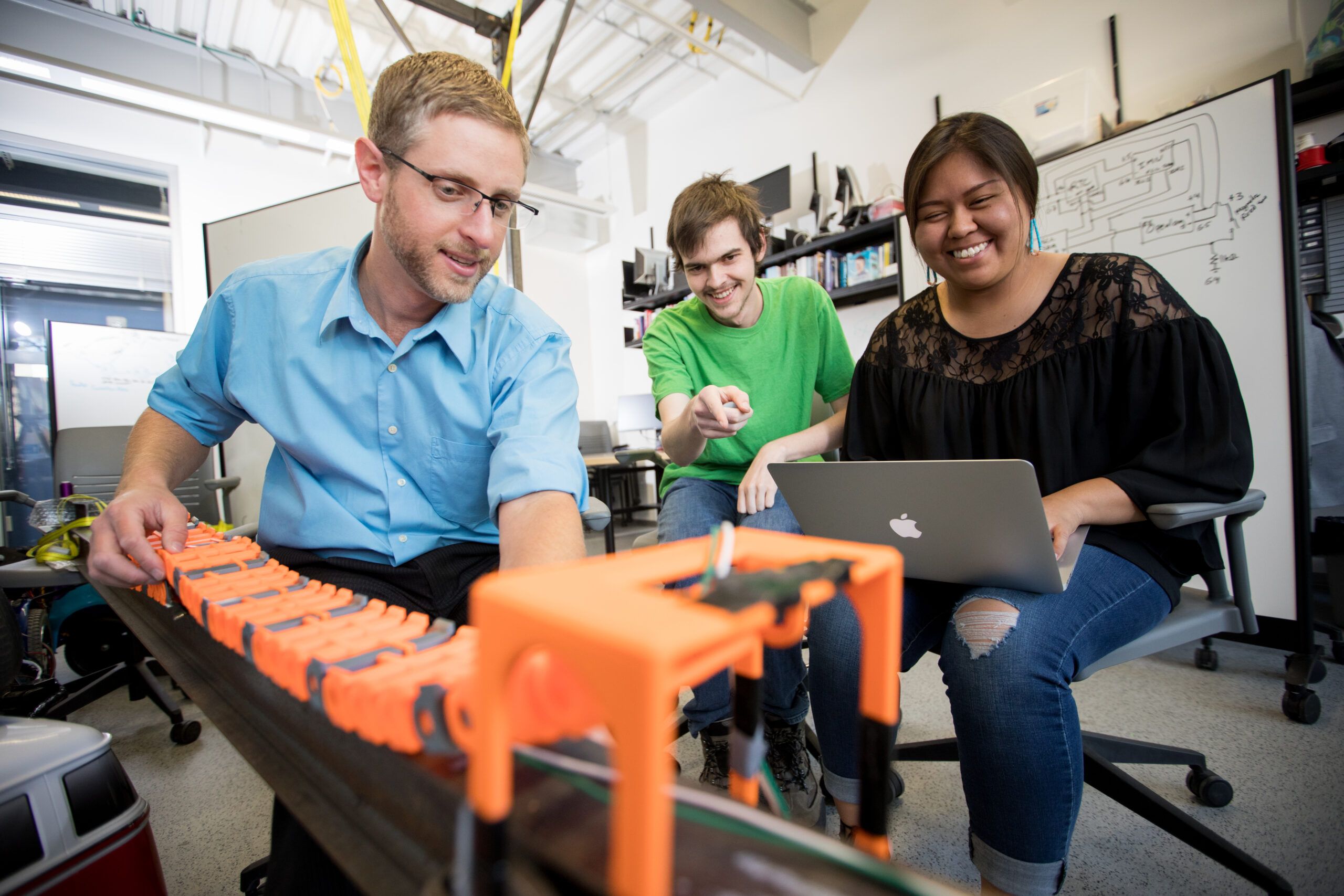 NAU informatics students work together on a mechanical engineering project.
